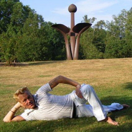 Hanes poseert voor stalen tulp in Belmonte Arboretum
